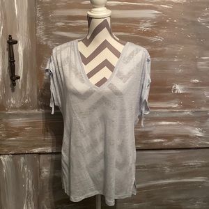 Vince Camuto V neck shirt size L